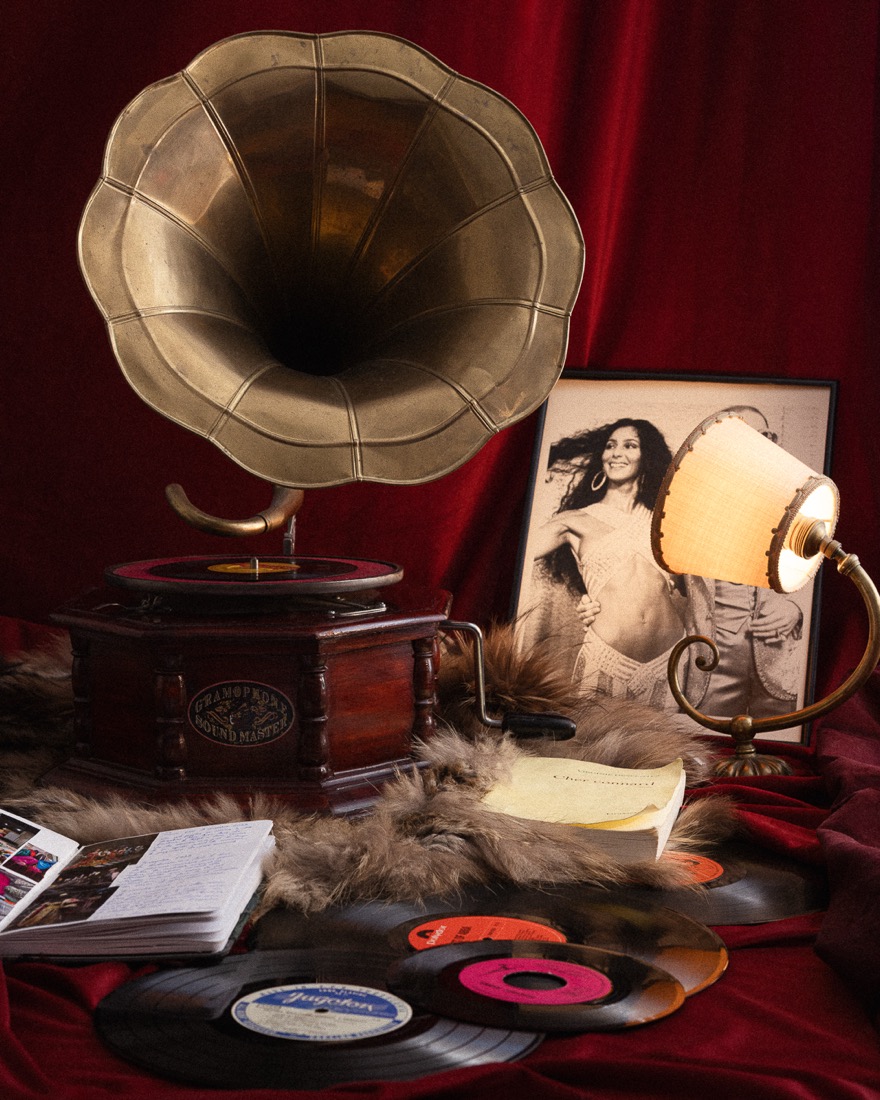 Gramophone, disques vinyles et portrait encadré sur velours rouge